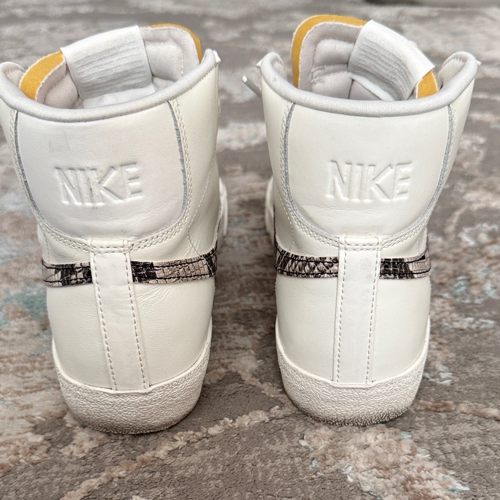 Nike Blazer Mid ‘77  Womens Snake-Print Swoosh and Yellow Tongue Tab - Picture 2 of 9